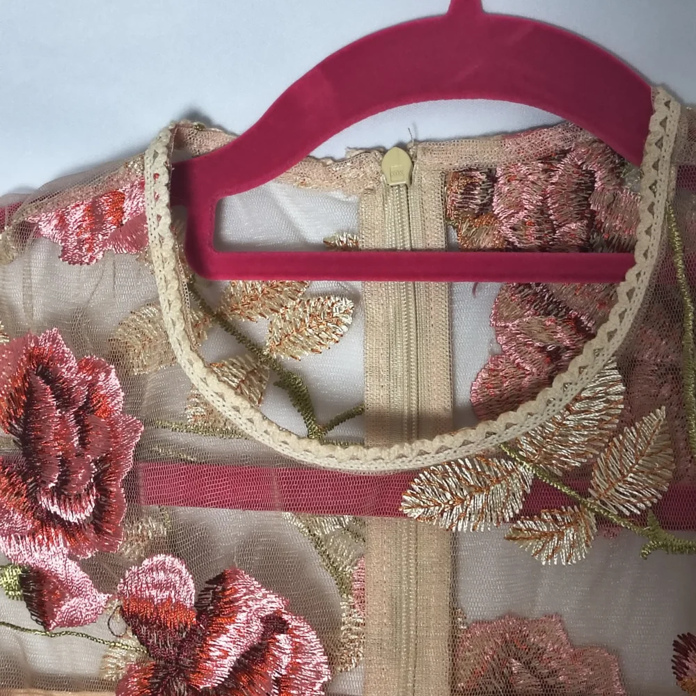 🌺 Floral Embroidered Beautiful Sleeveless Somewhat Sheer Top By Vone - Size 6❤️ - Picture 4 of 11